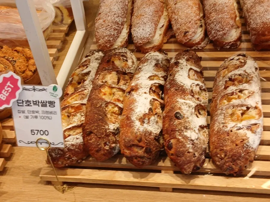 Various breads on the bakery display shelf