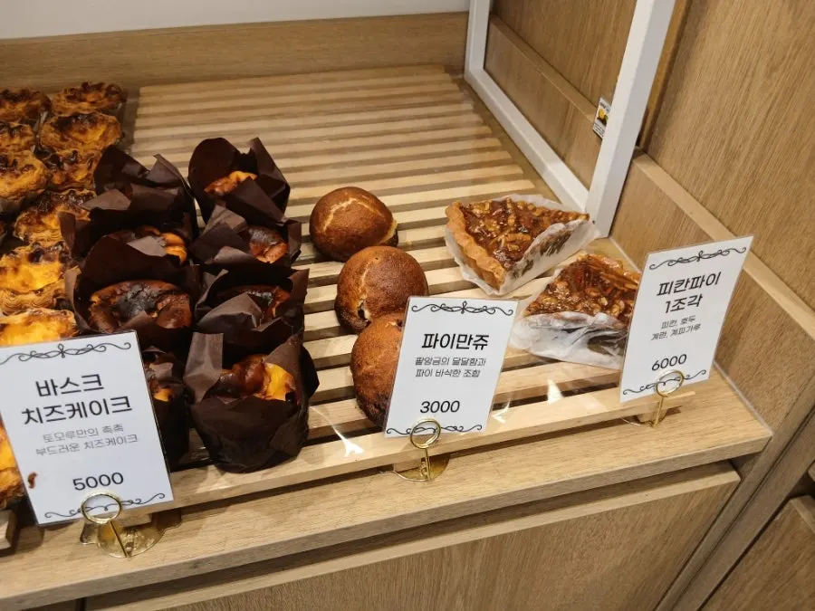 Dessert display at Tomoru Bakery