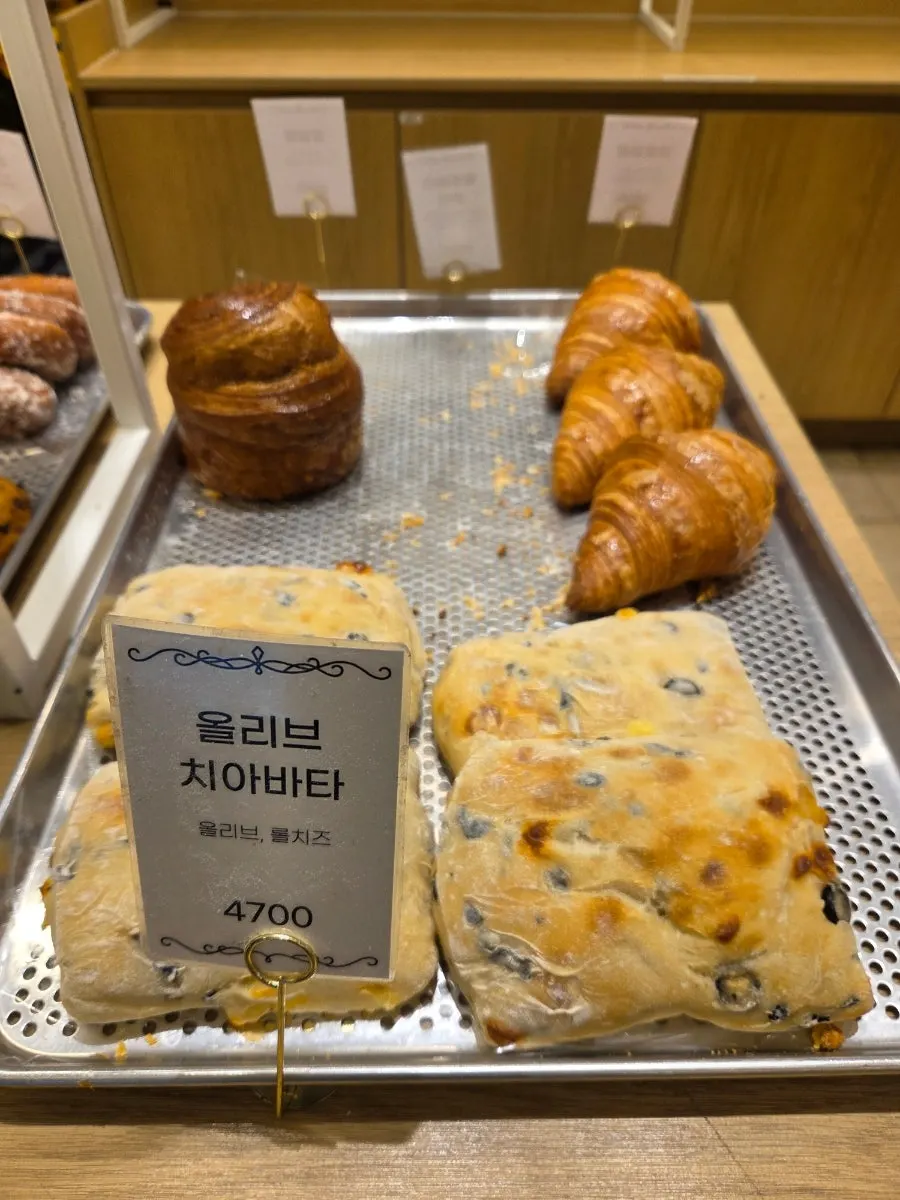 소금빵이 담긴 베이커리 트레이
