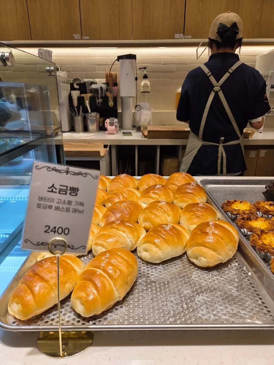 올리브 치아바타가 놓인 진열대