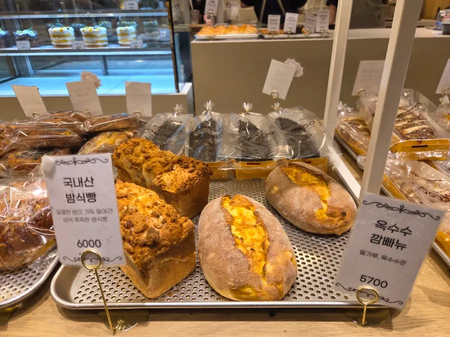 베이커리 진열대 전체 모습