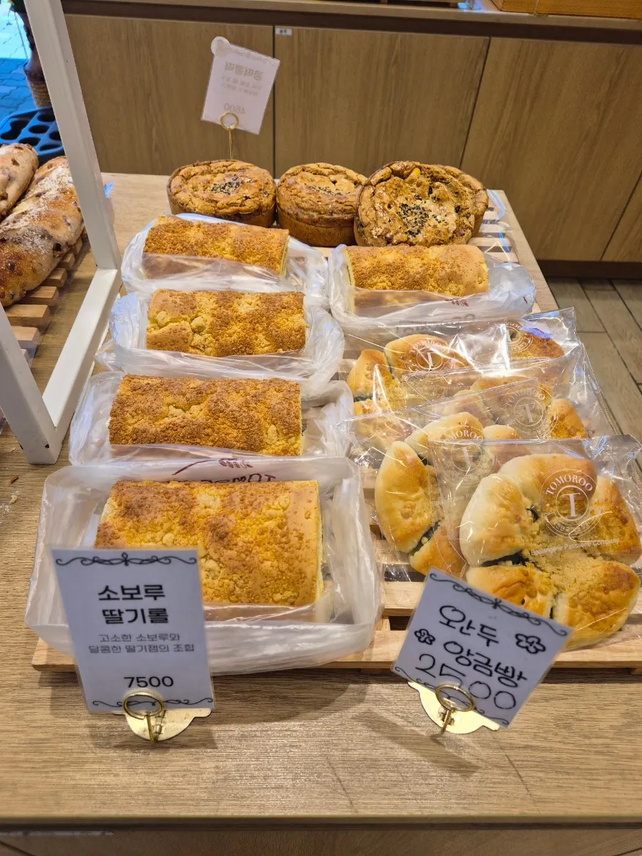 Tray and display counter for picking bread