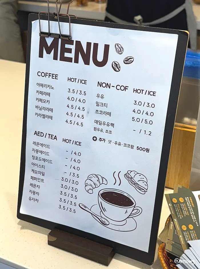 店内に飾られた賞状と有機小麦粉使用の案内