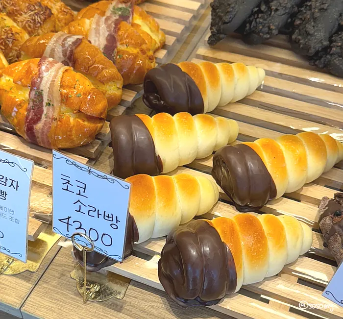 明太子ねぎバゲットとチョコバゲットの陳列の様子