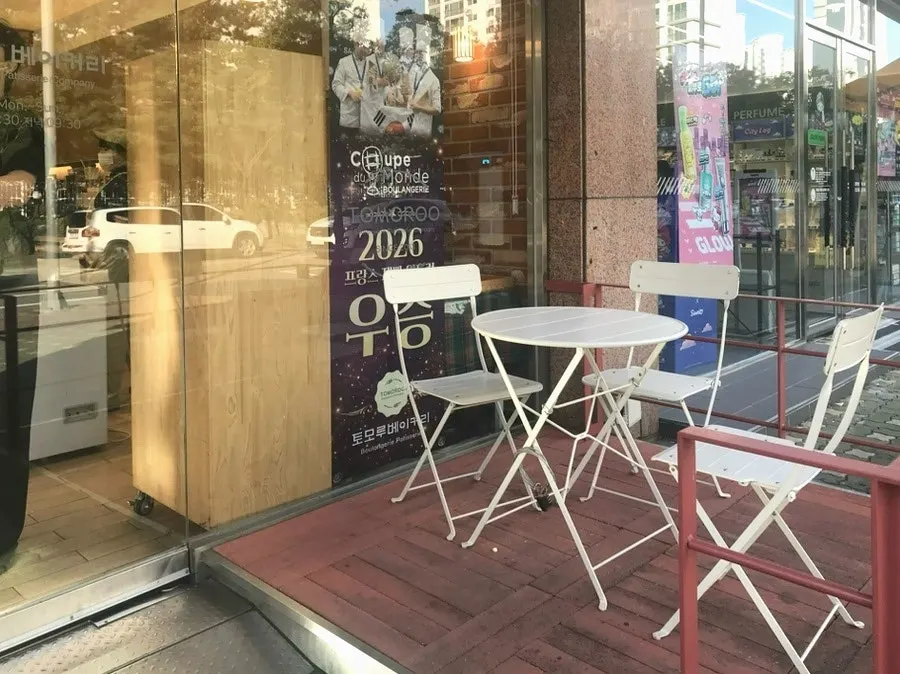 松島Tomoru Bakeryの店舗入口とテラス