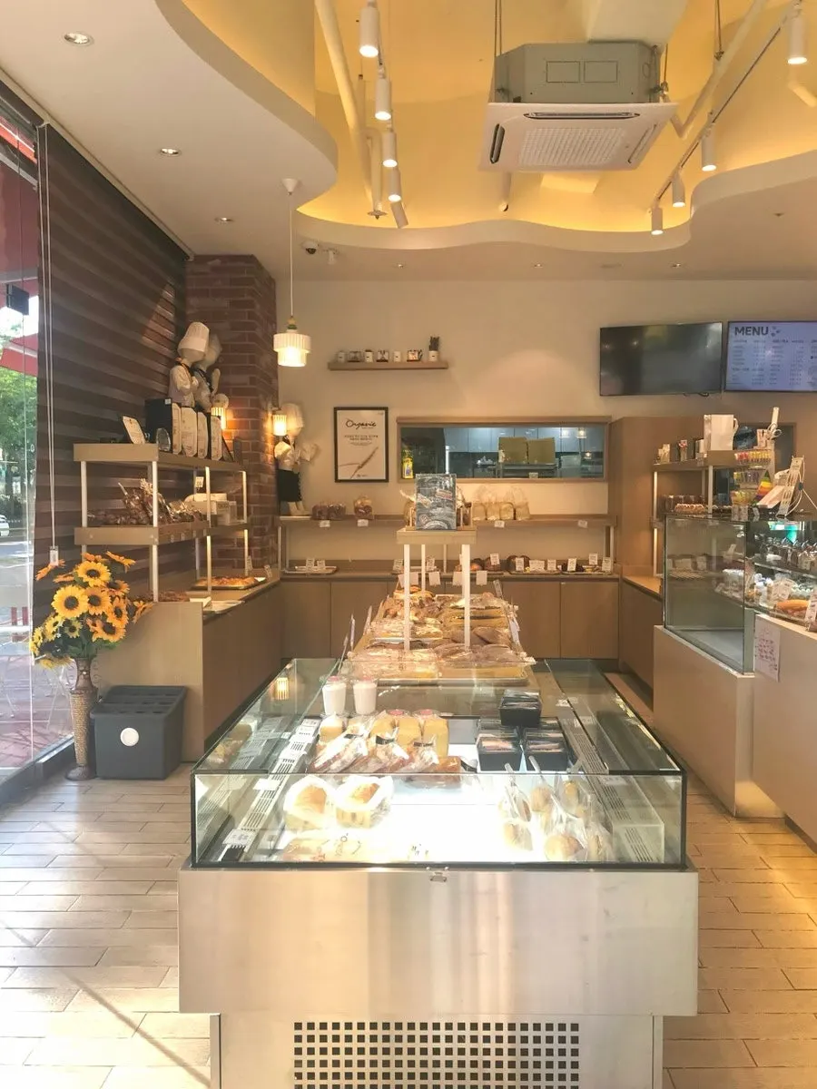 Tomoru Bakery店内のパン陳列棚