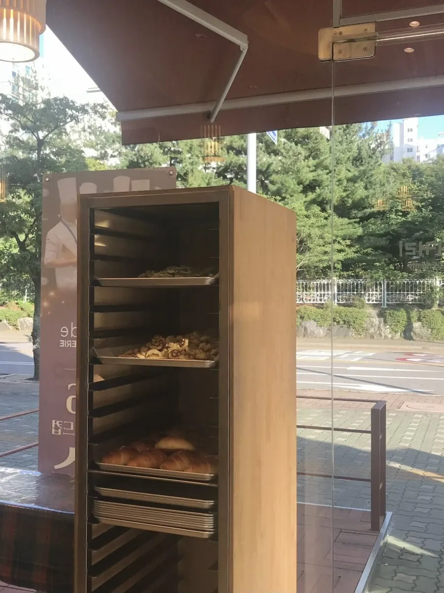 びっしりと整理されたTomoru Bakery店内