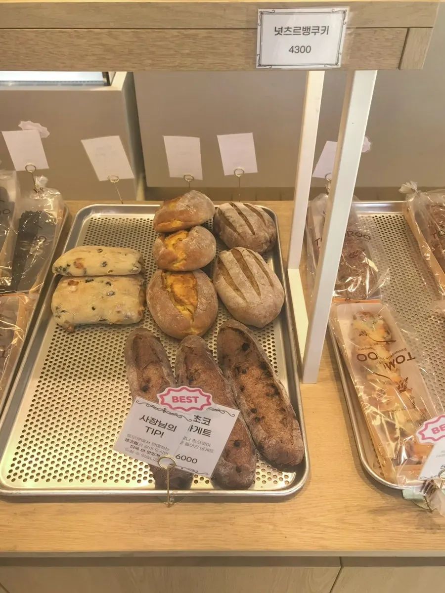 Tomoru Bakeryのチョコバゲット陳列の様子
