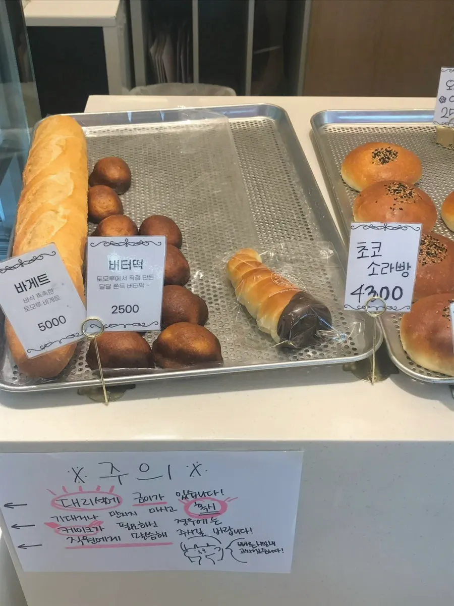 フルーツケーキとロールケーキの冷蔵ショーケース