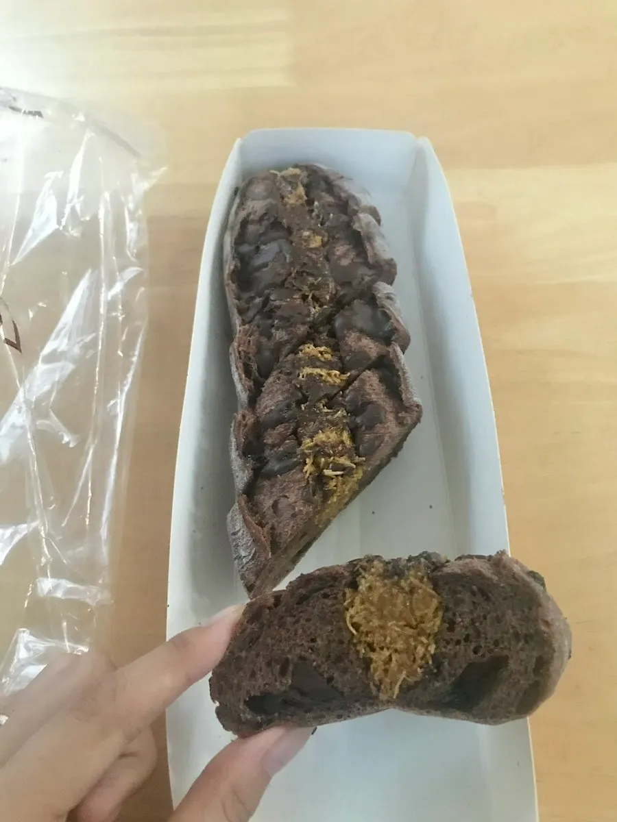 ドバイチョコバゲットのスライス一切れ