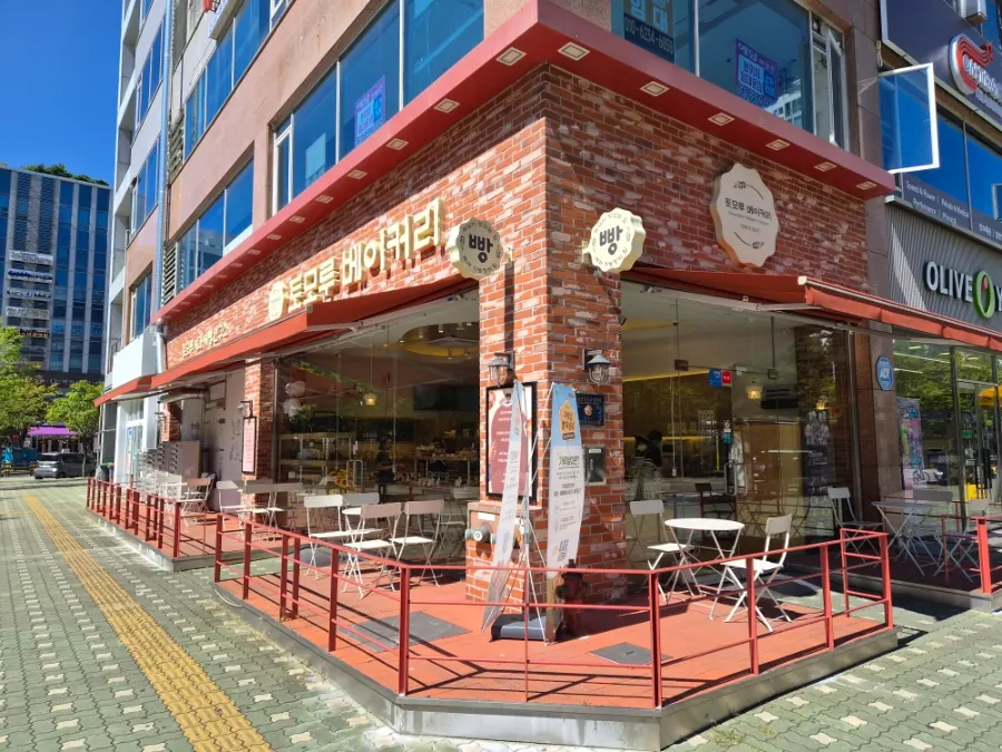 송도토모루베이커리 빵 진열 모습