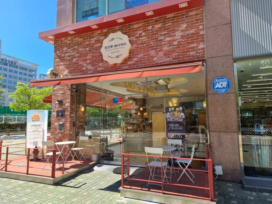 송도토모루베이커리 빨간벽돌 외관