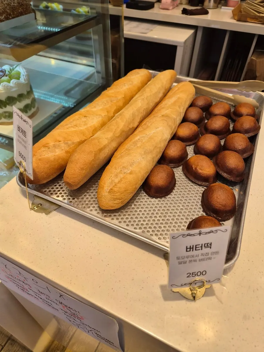 송도토모루베이커리 카운터 옆 버터떡