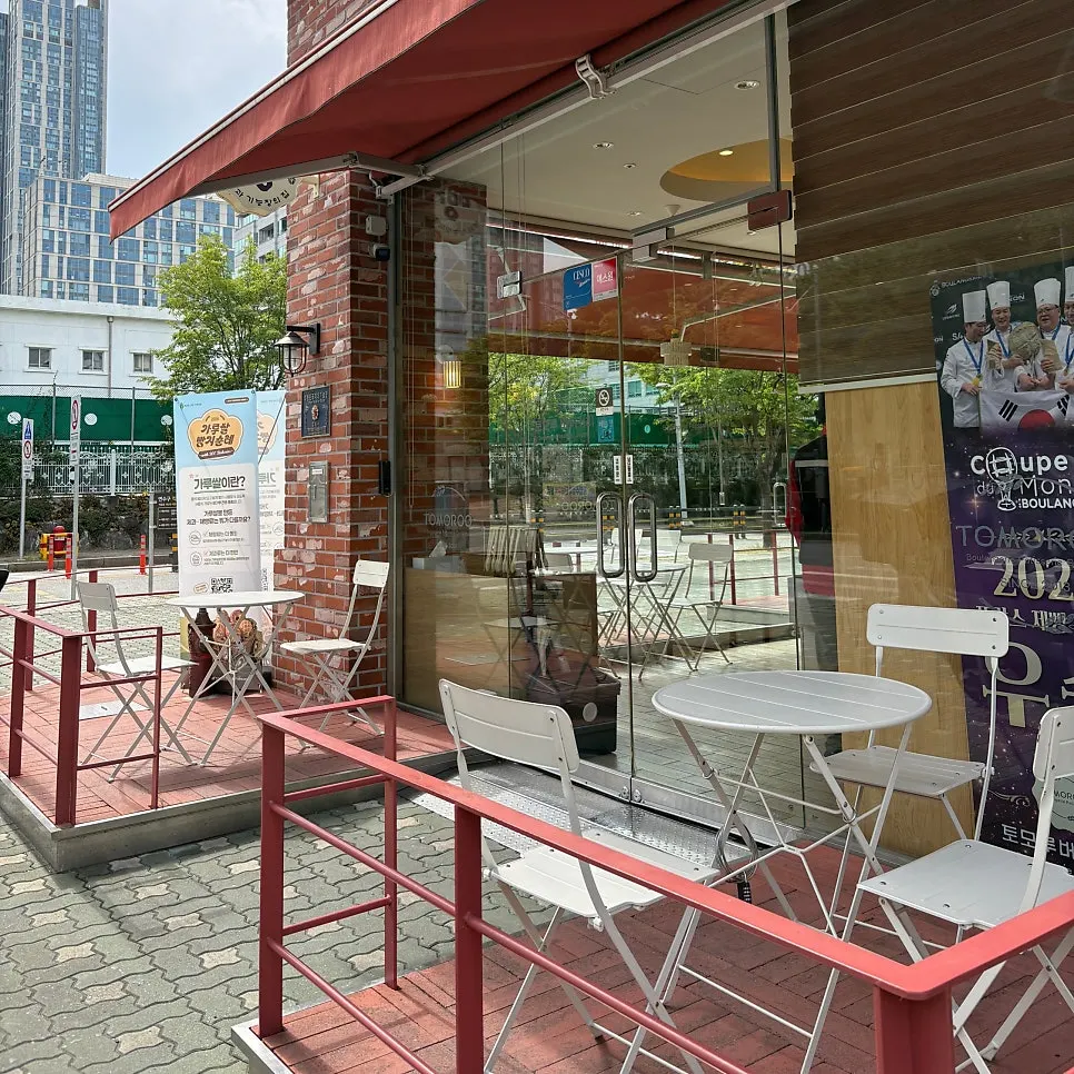 Terrace seating wrapping around Tomoru Bakery's building