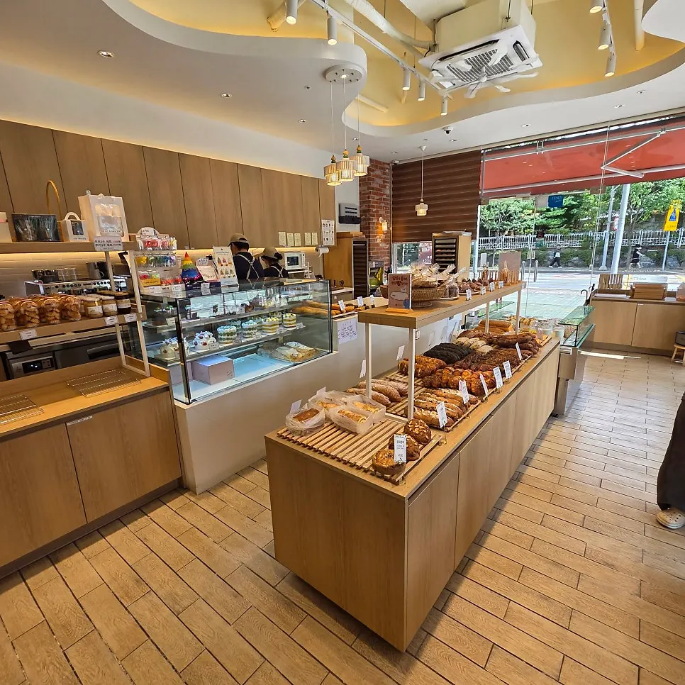 View near the entrance of Tomoru Bakery