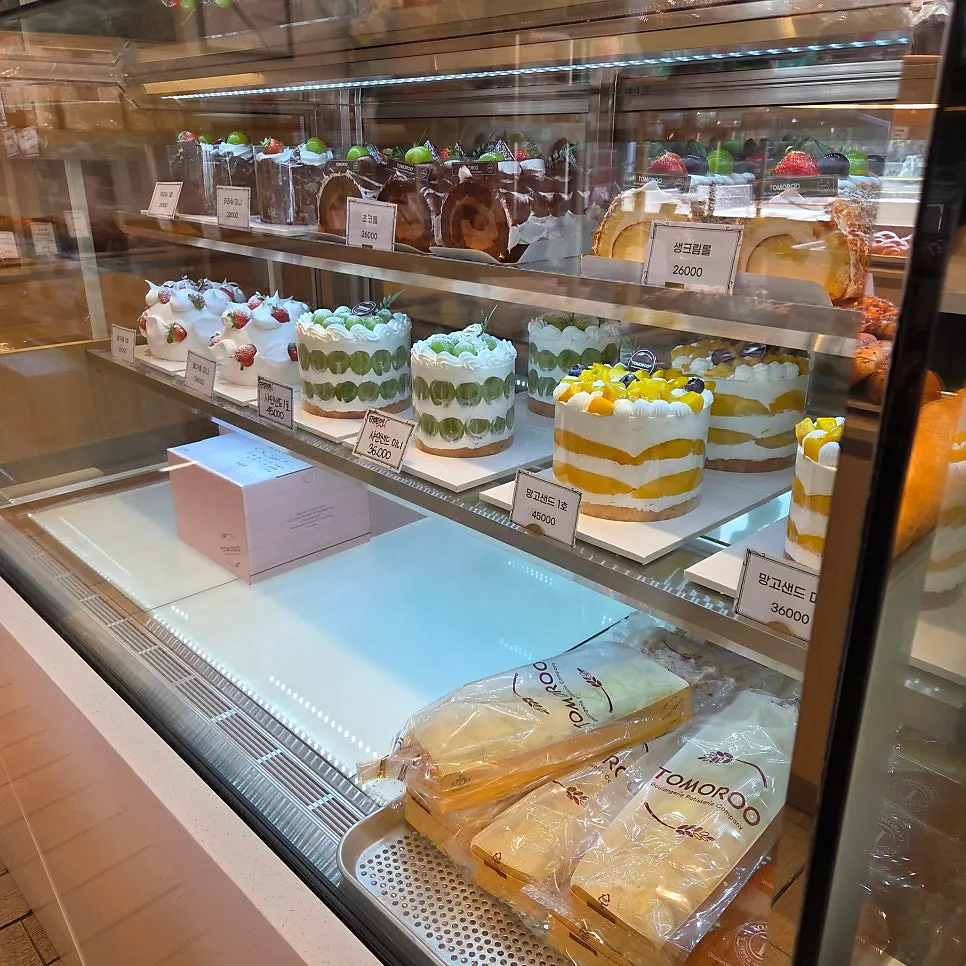 Bread display case at Tomoru Bakery