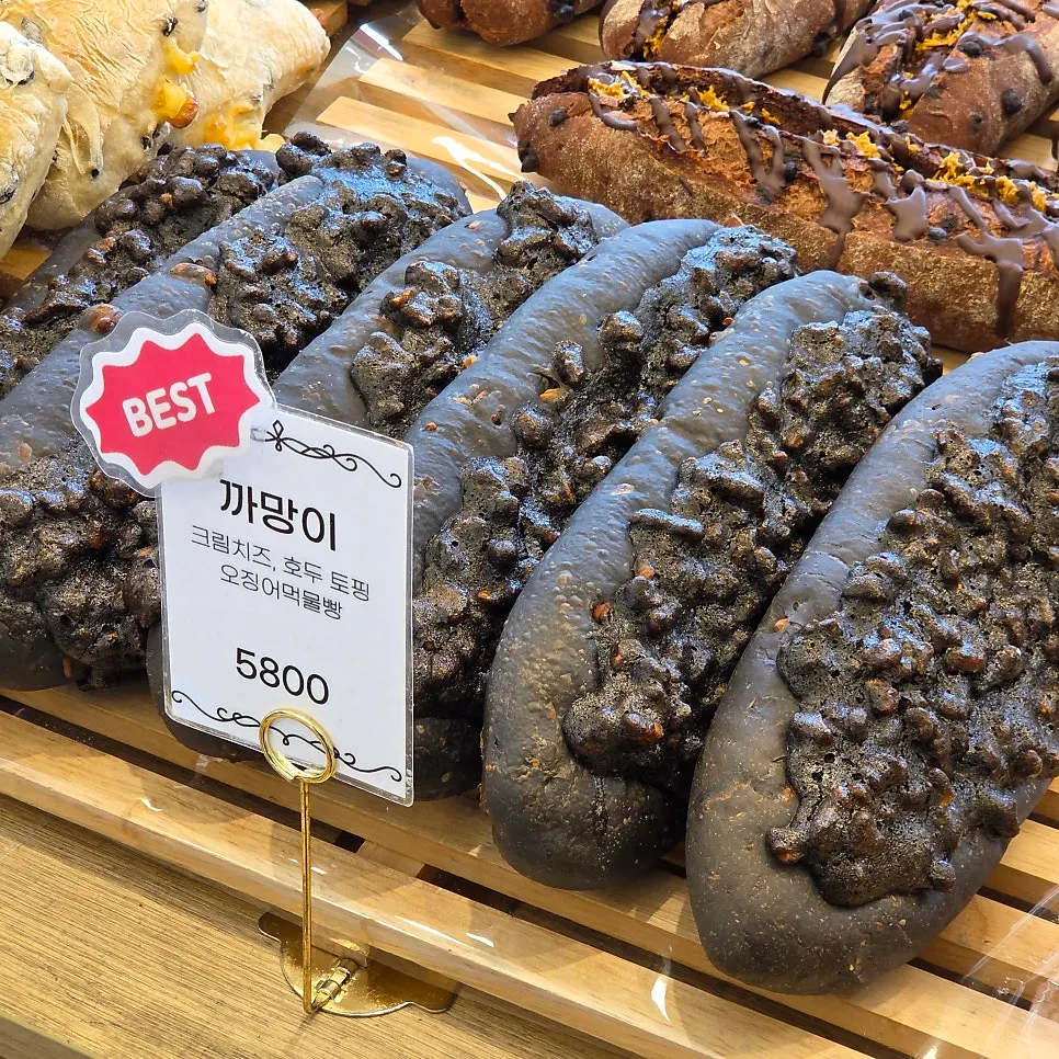Tray of selected breads at Tomoru Bakery