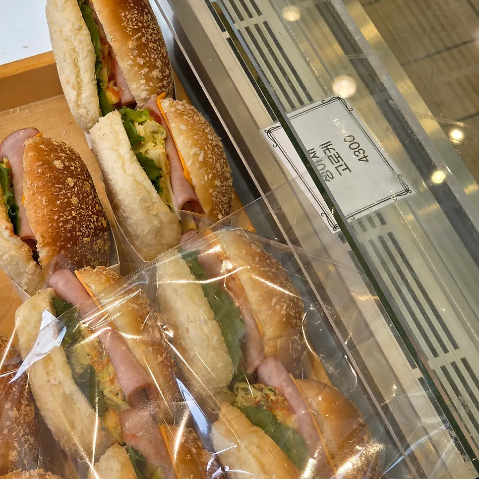 Packaged kkamang-i and pizza bread among other breads