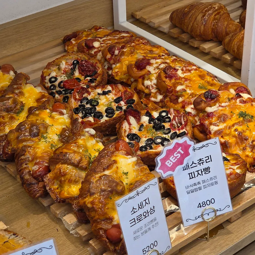 Six kinds of breads picked at Tomoru Bakery