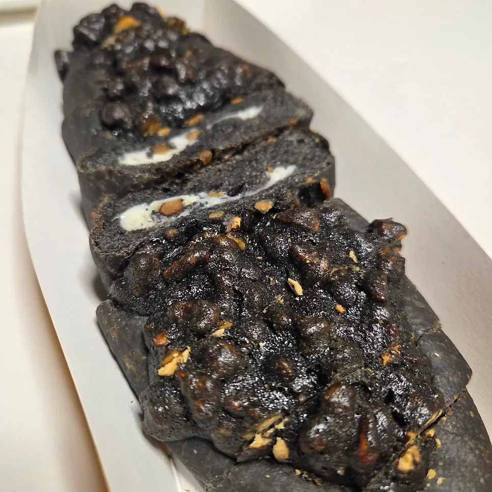 Kkamang-i topped with walnut crocant