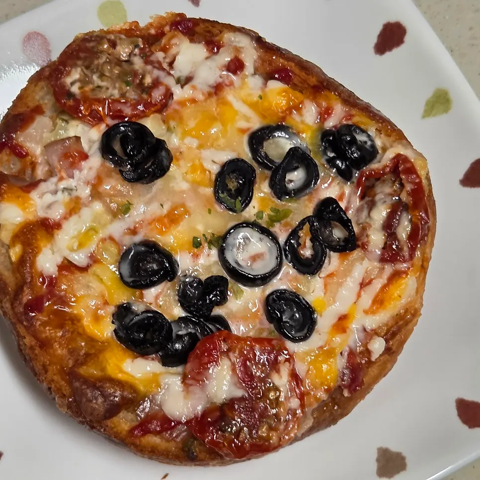 Pastry pizza bread from Tomoru Bakery