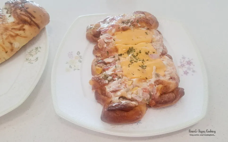 주말 아침 식탁에 차린 빵뷔페