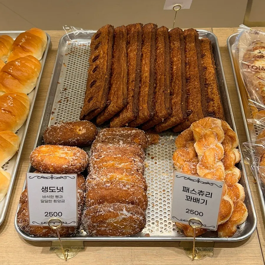 토모루베이커리 마늘빵 진열 모습