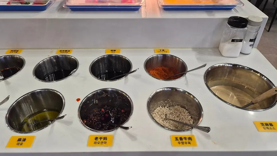 셀프바에 놓인 훠궈 재료들