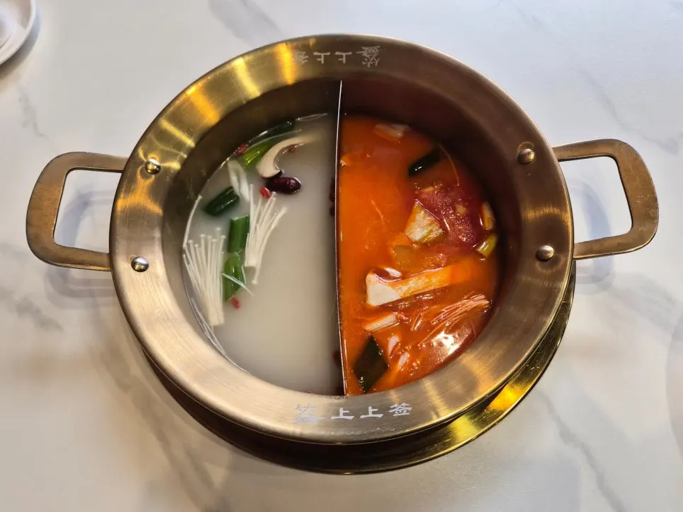 우사골과 토마토로 고른 원앙궈 냄비