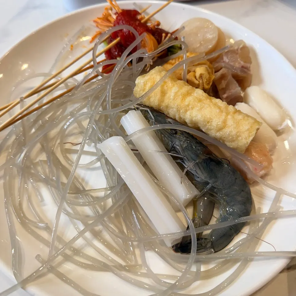 셀프바에서 담아온 야채와 꼬치 접시