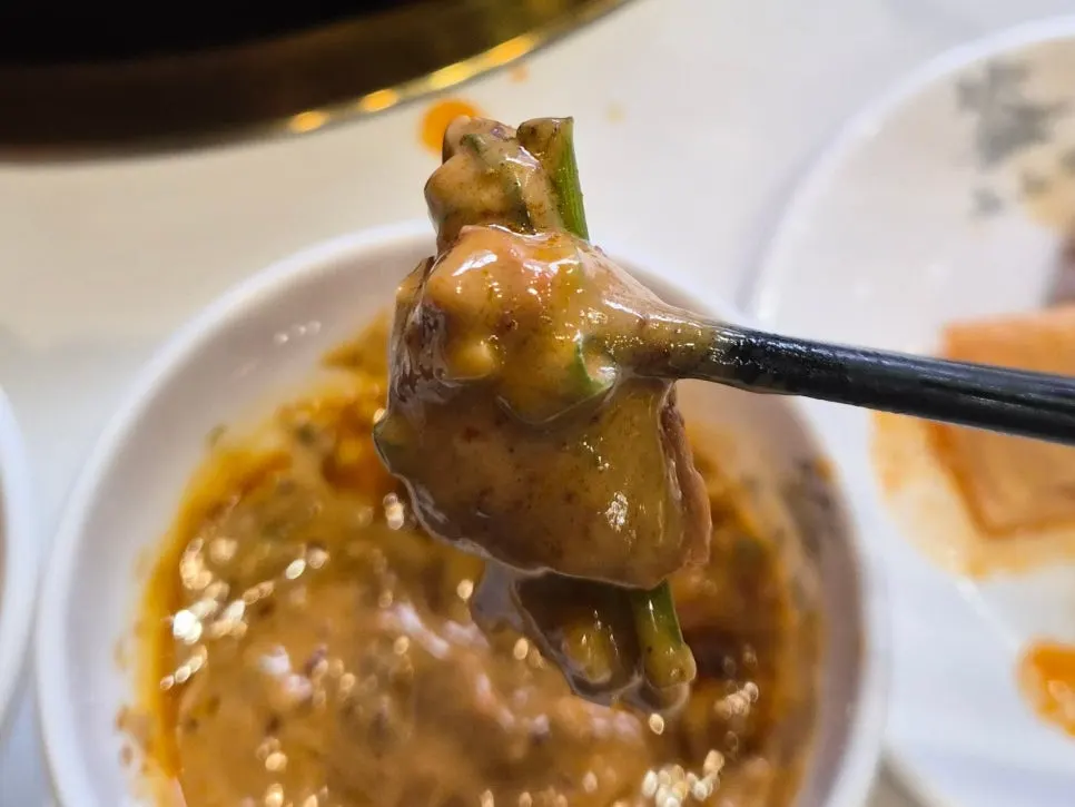 토마토 육수에 재료를 익히는 훠궈 냄비