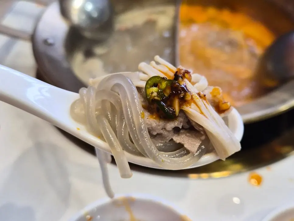 끓고 있는 우사골 육수와 토마토 육수
