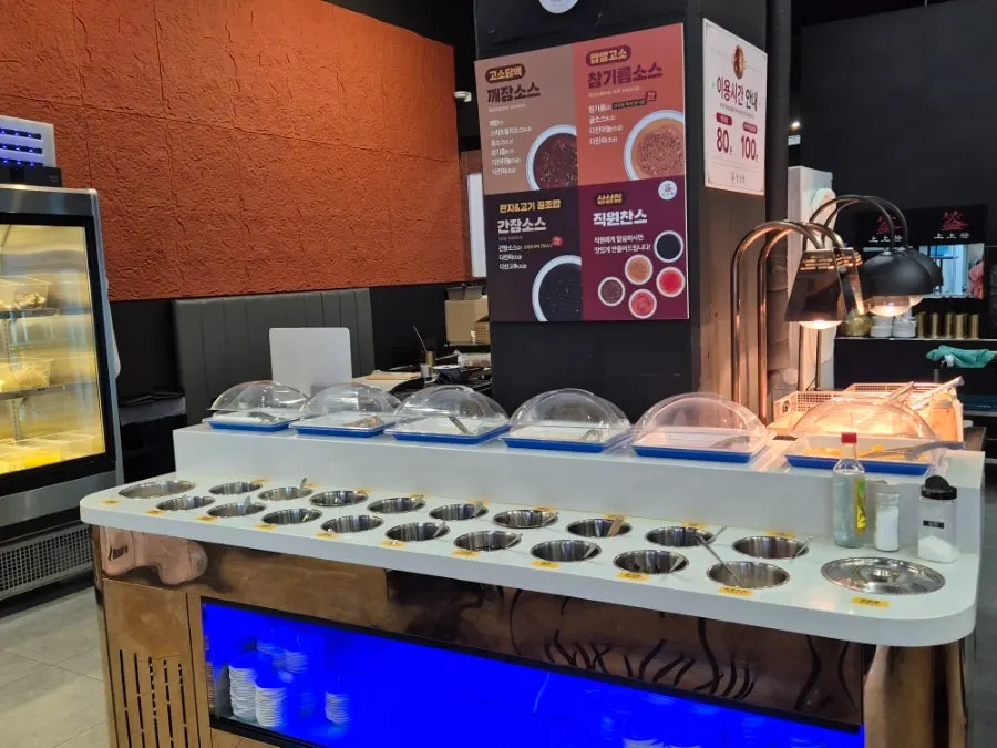 Refrigerated corner with self-serve bar ingredients