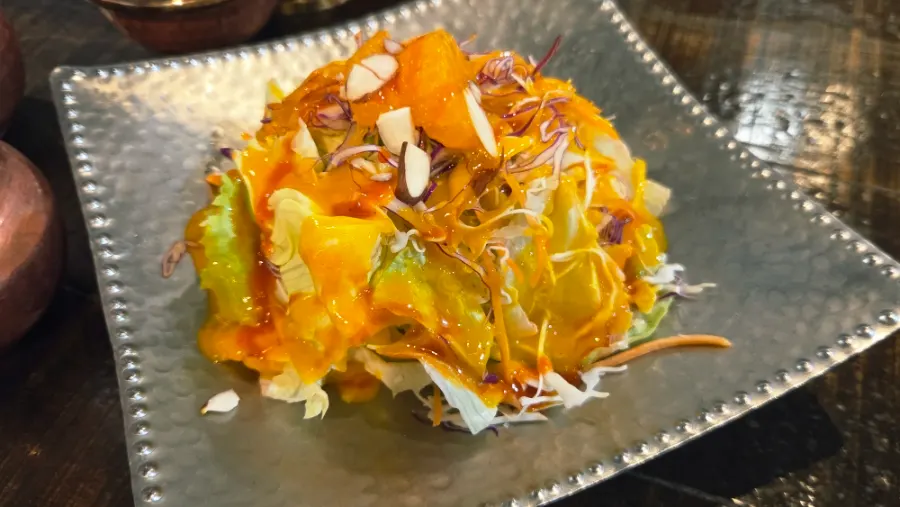 Tandoori chicken with lemon and green salad
