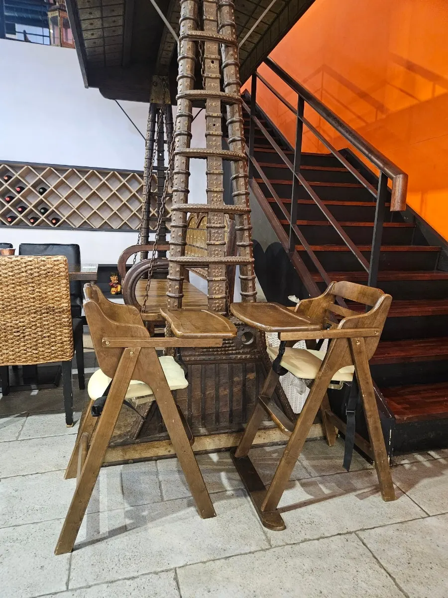A corner of the store decorated with exotic interior pieces