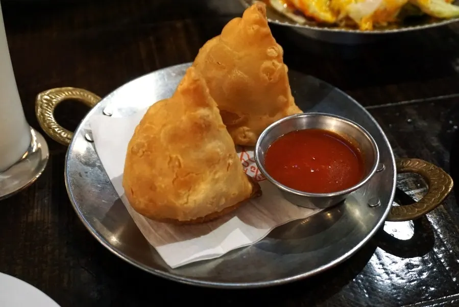 Tandoori chicken served with chili sauce