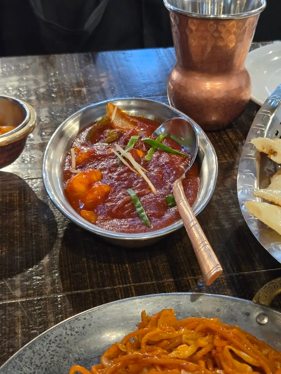 토마토소스와 크림 베이스의 새우커리 클로즈업