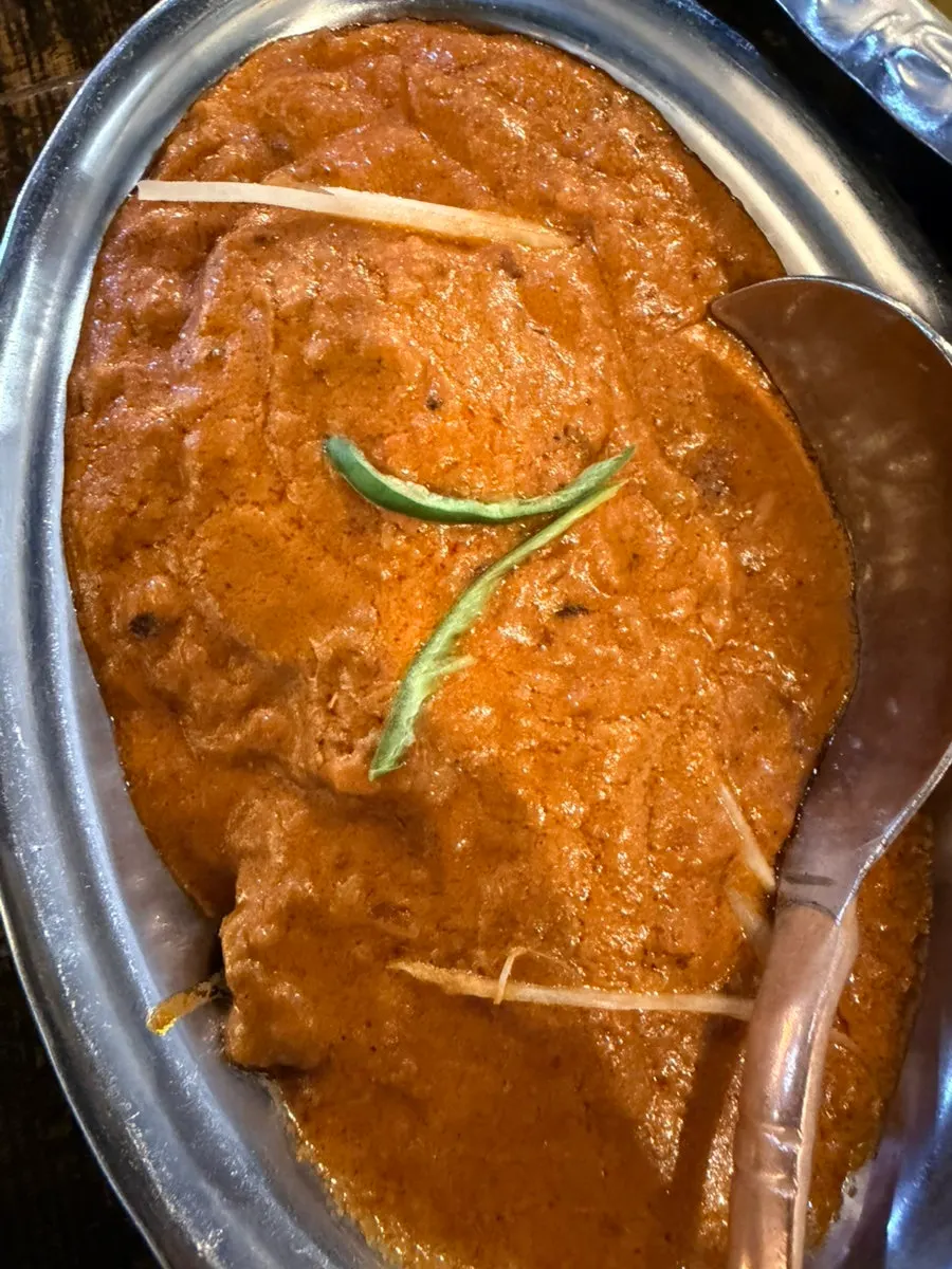 한 번에 차려진 커리와 난 상차림