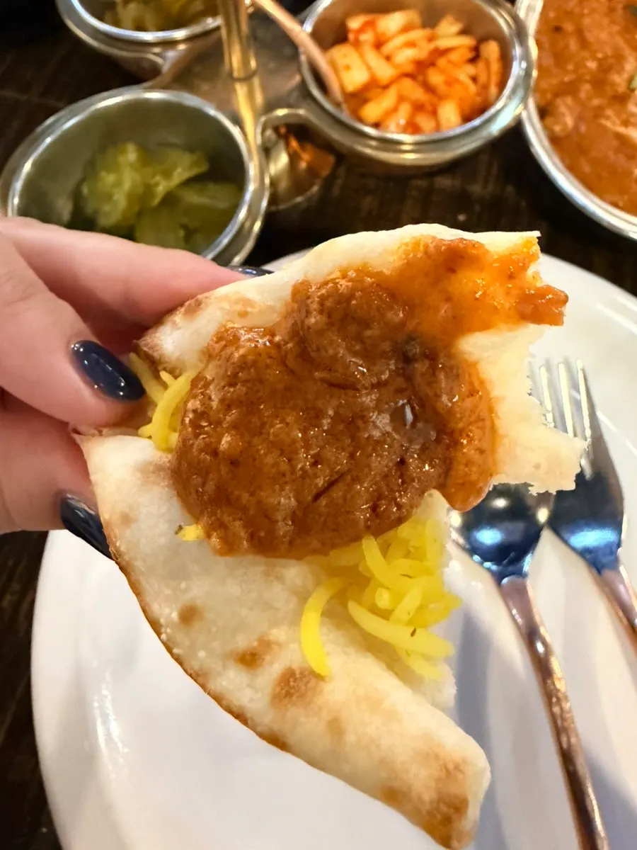 바스마티 라이스에 커리를 올린 모습