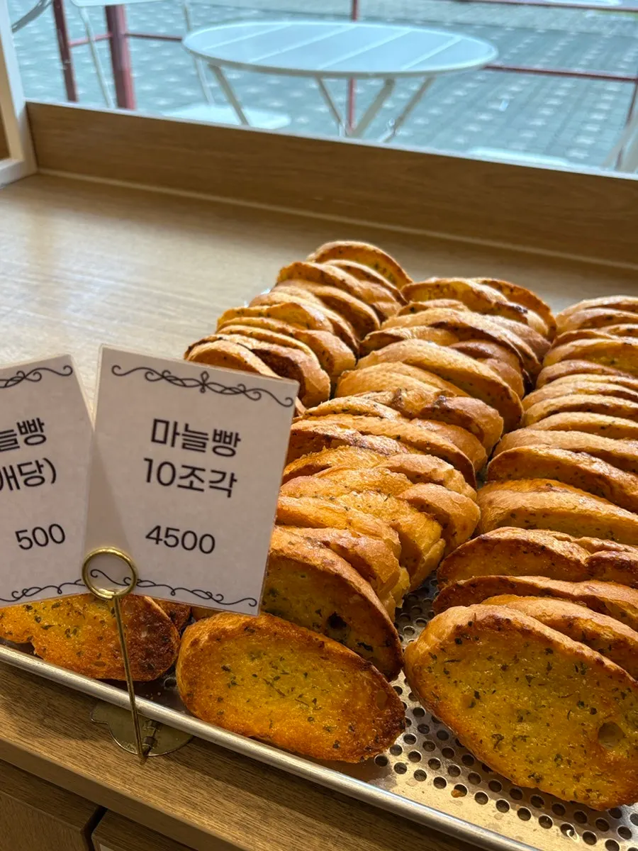 베이커리 진열대의 다양한 빵