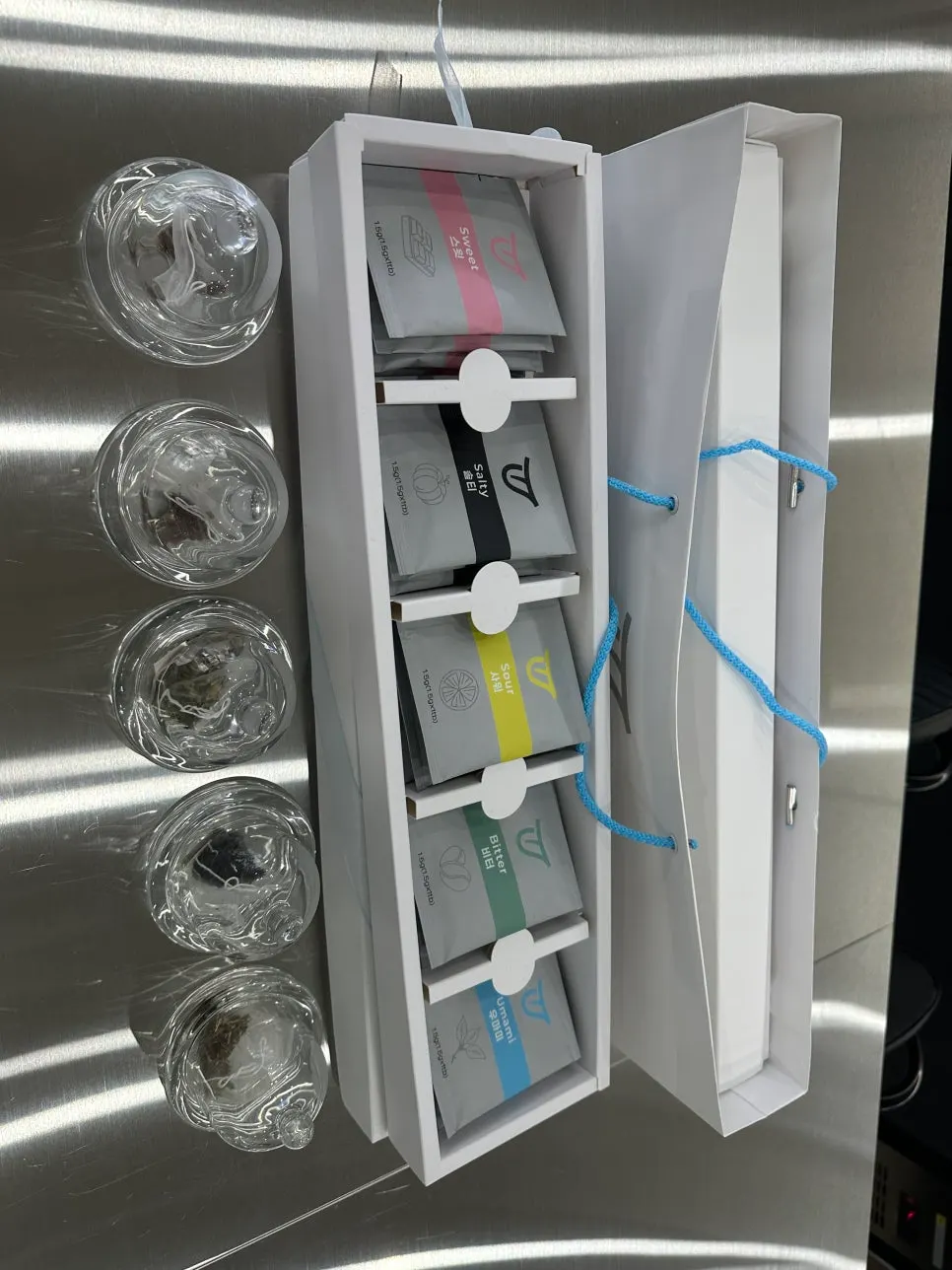 어글리텅 차 메뉴가 적힌 메뉴판