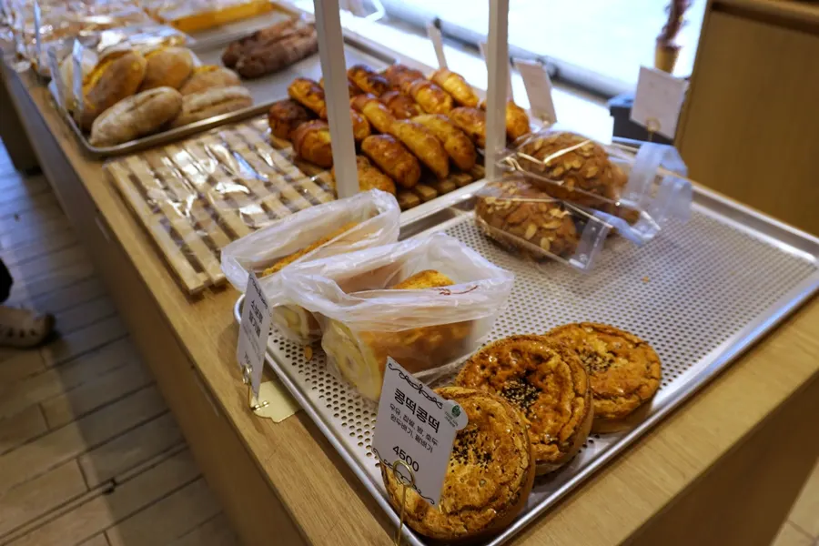 Whole cakes and cake slices