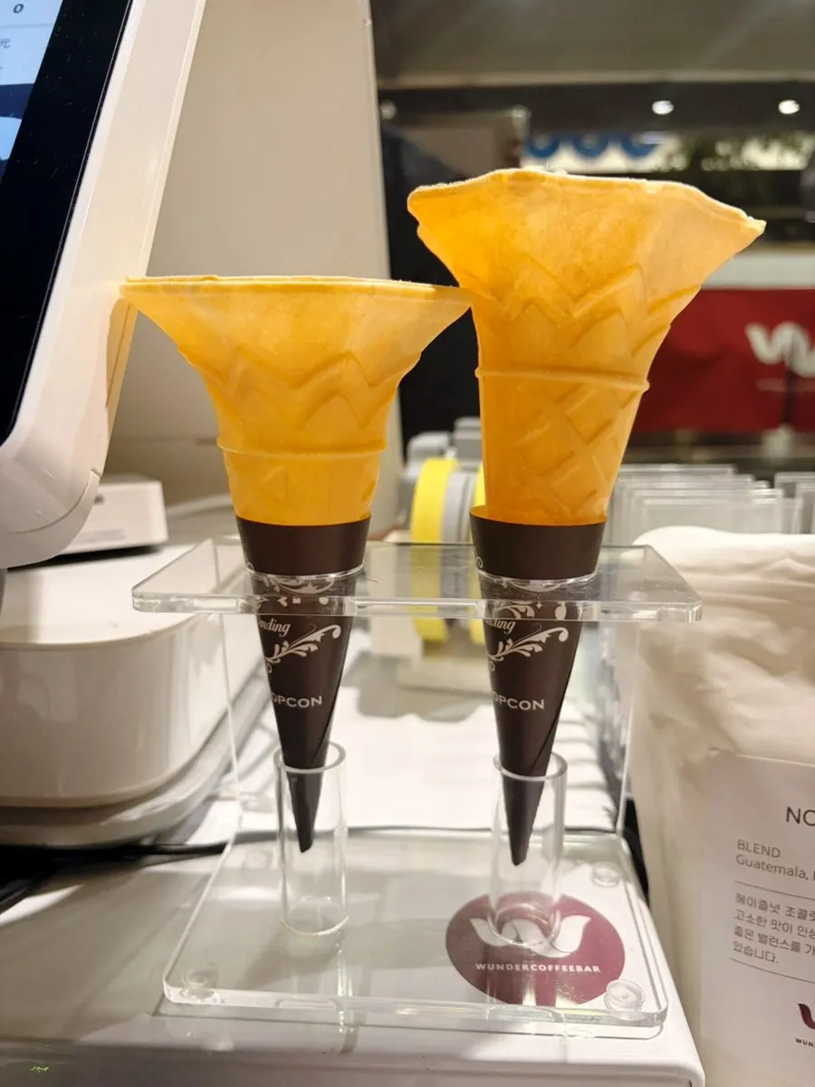 Wunder Coffee Bar coffee beans and decaf bean packages
