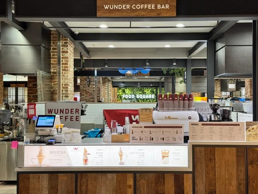 Atmosphere of a café inside the outlet