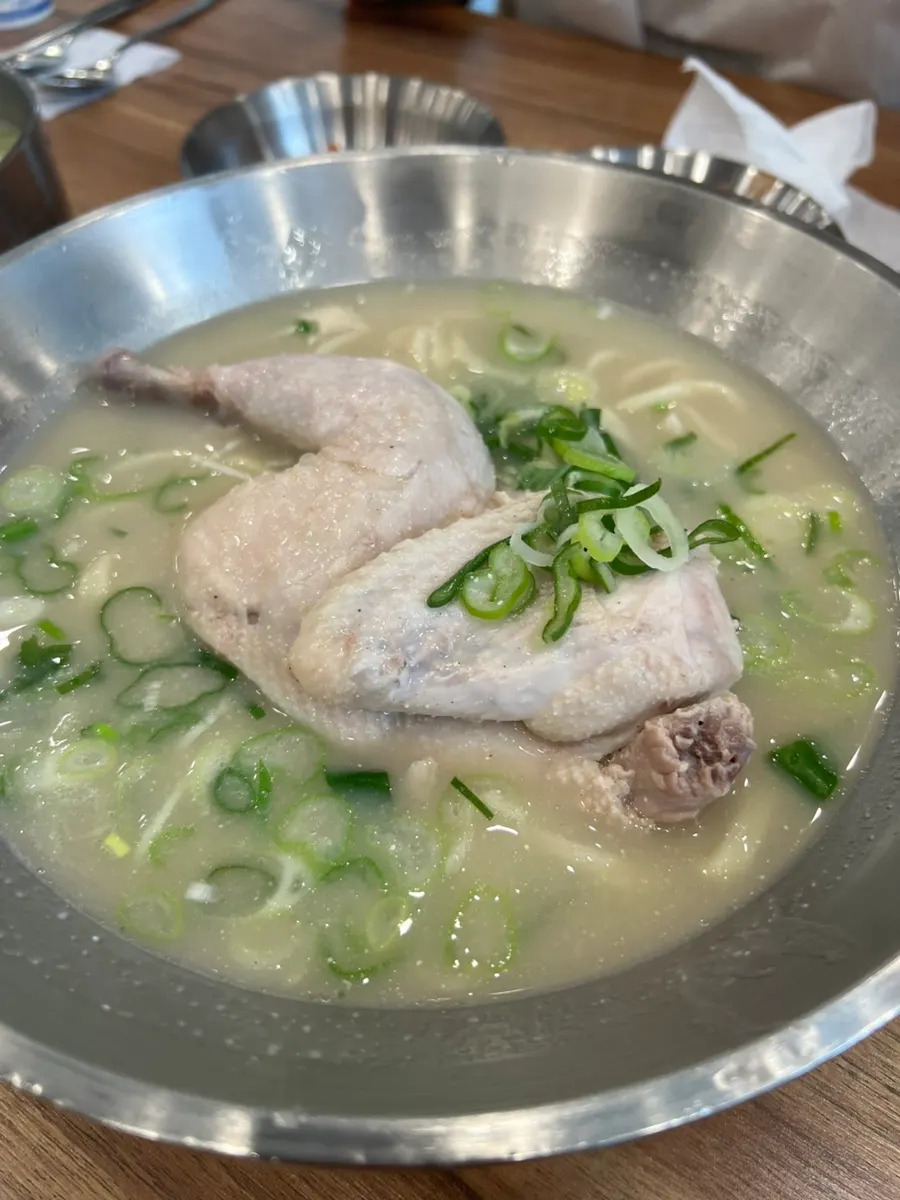 Dak gomtang and dak kalguksu served together on the table