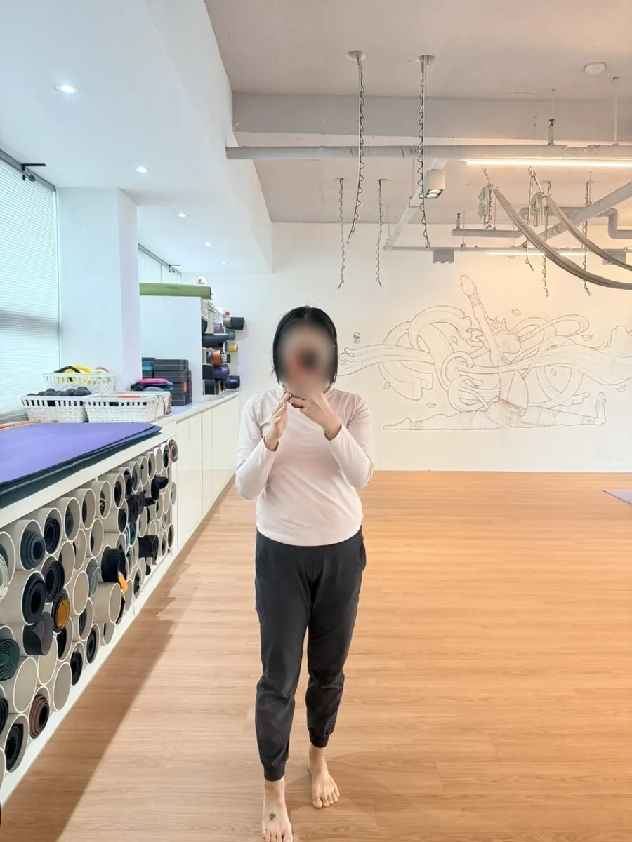 땀 흘리며 요가 동작을 유지하는 모습