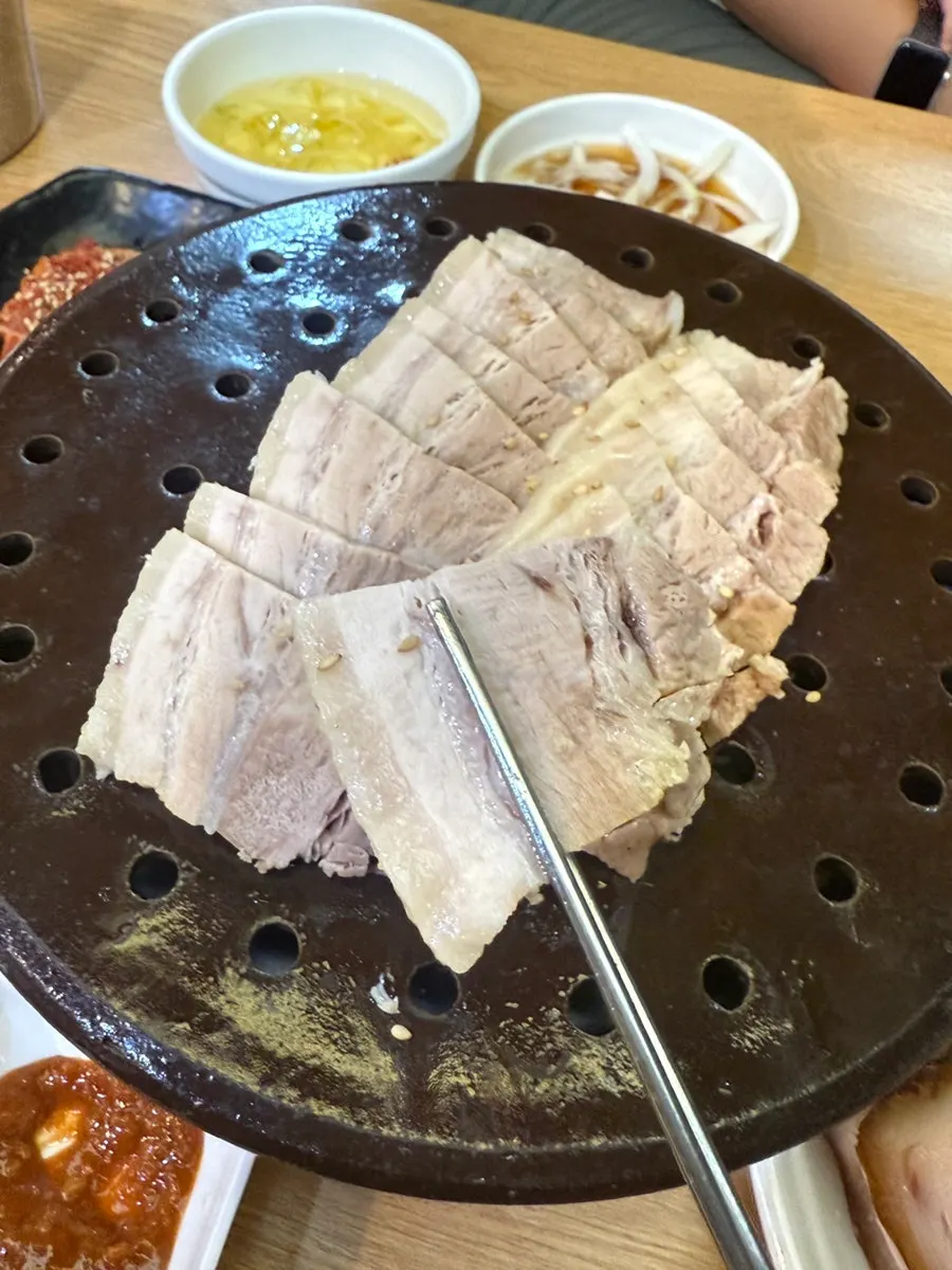 Side dish plate served with the jokbo set