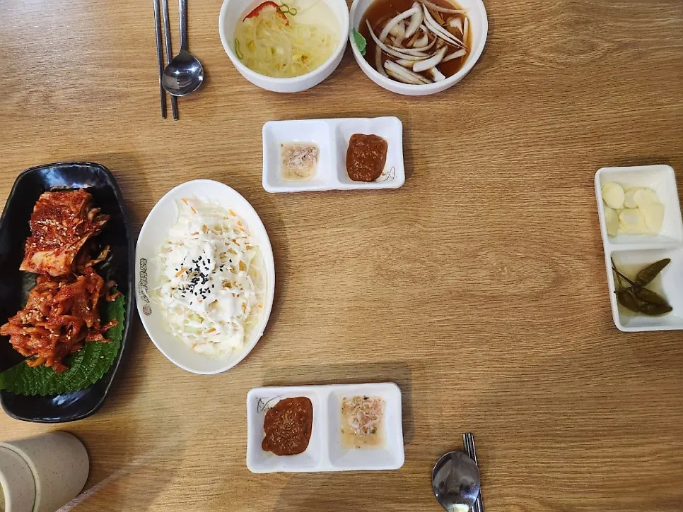 보쌈김치가 포함된 기본 상차림