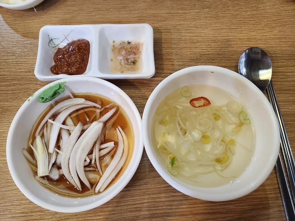 쌈 채소와 고추가 담긴 접시