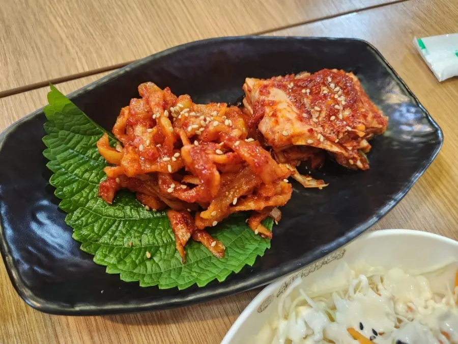 양념 색이 진한 보쌈김치